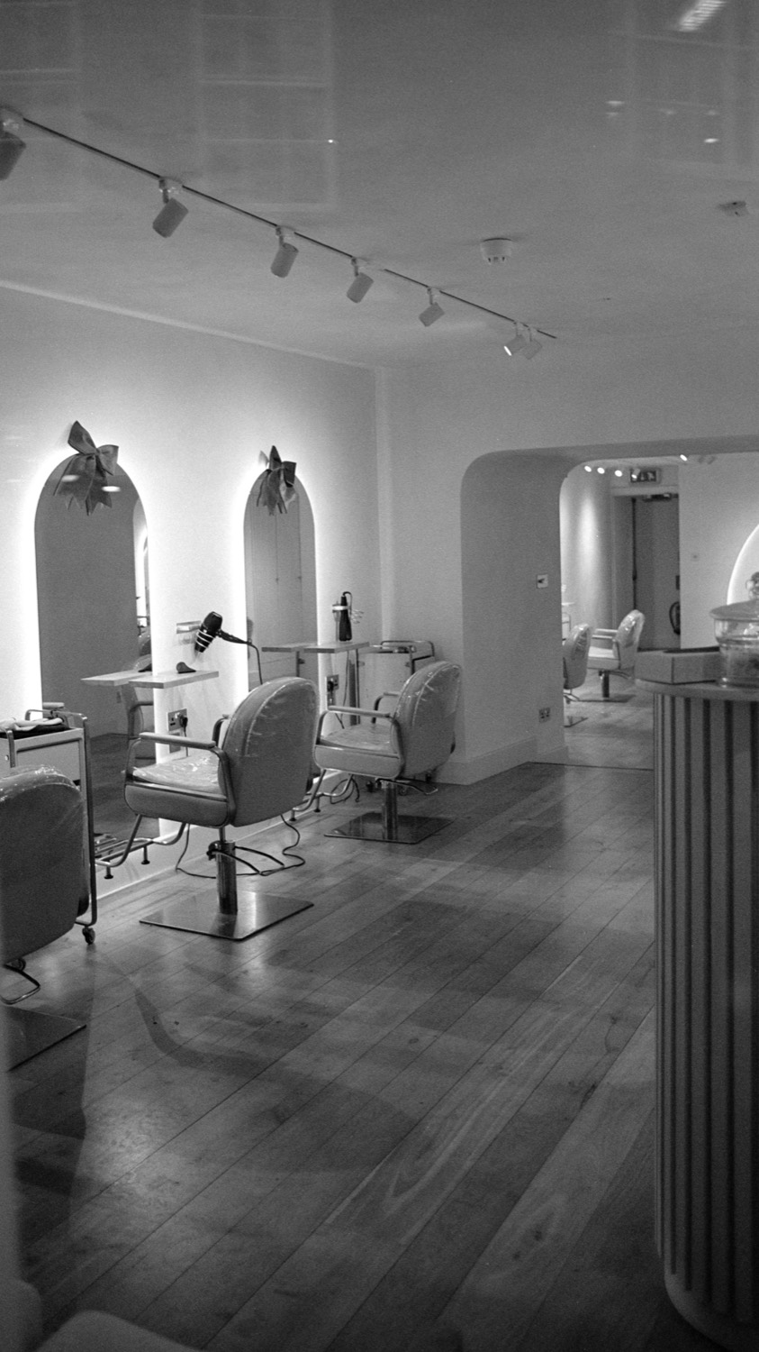Heller Salon mit Bogenspiegeln (Symbolbild)